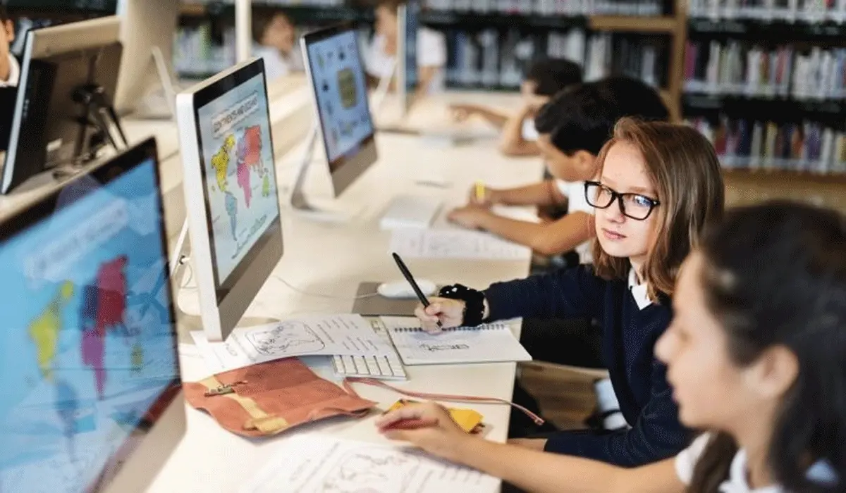 The Role of Teachers in Digital Education